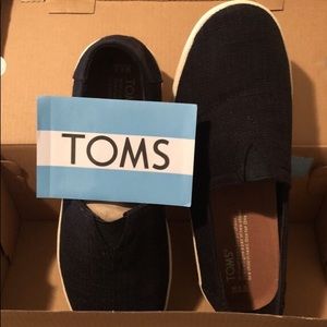 Pair of black-and-brown toms flats